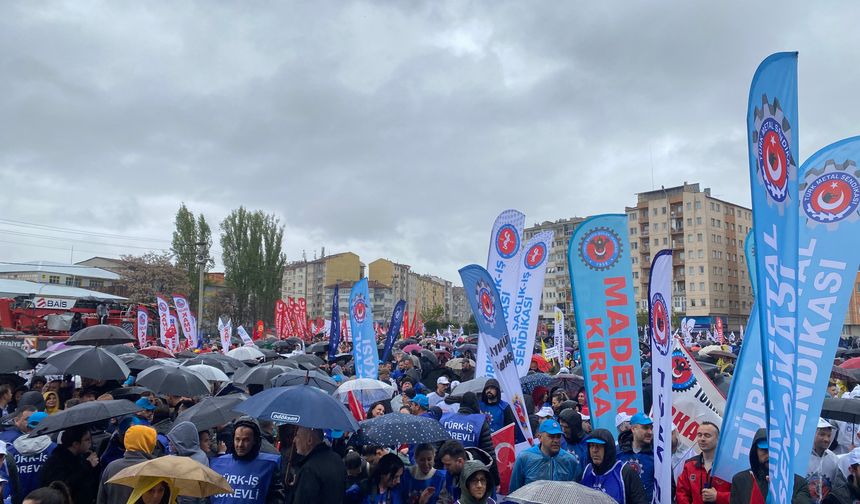 Eskişehir’de Sağanak Yağmura Rağmen 1 Mayıs Coşkusu