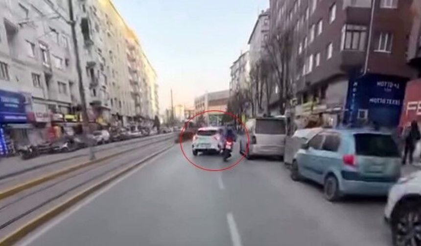 Kamera Çekiyor mu? Dedi, Saniyeler Sonra Çarpıştı!