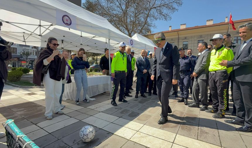 Vali Yılmaz Alkol Gözlüğünü Takınca Şaşırdı: Topu Kaleye Göndermek İmkansız Oldu!