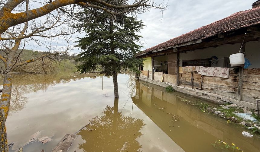 Baraj Taşması Mahalle Yolunu Kapattı