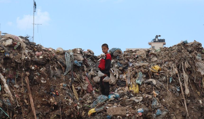 Gazzeli çocuklar hayatta kalmak için çöp yığınları arasında
