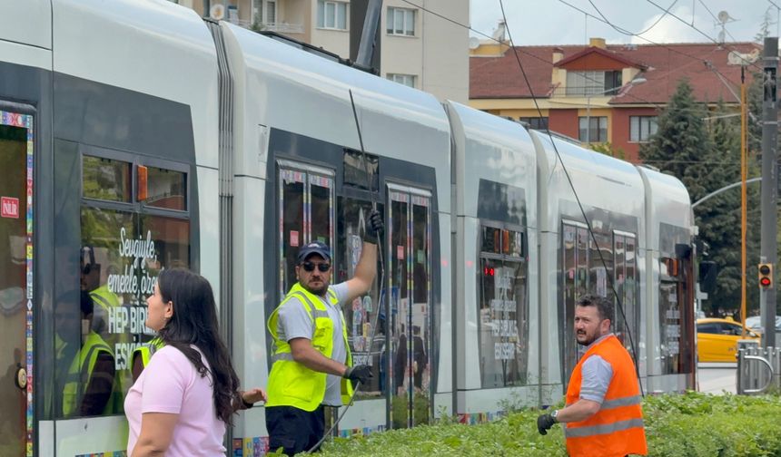 Eskişehir’de Korku Dolu Anlar! Yüksek Gerilim Teli Pazarın Ortasına Düştü