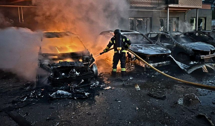 Rusya Ukrayna’ya füze yağdırdı: Kiev’de sivil bina yıkıldı