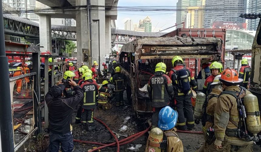 Bangkok'ta tren otobüse çarptı: 8 kişi yaşamını yitirdi