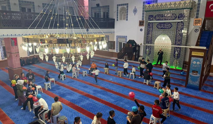 Uluönder Fatih Camii'nde Namaz Sonrası Çocuklara Özel Eğlence