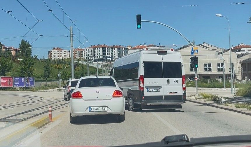 Eskişehir'de Yol Verme İnadı: Minibüs Şoförünün Tehlikeli Hamlesi Kameralarda