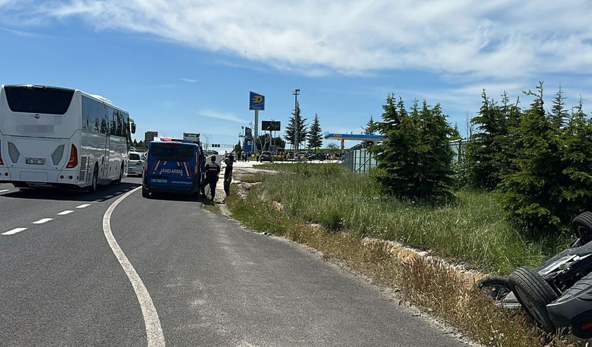 TDK Uyumlu Başlık Önerileri Sivrihisar Yolunda Bayram Dönüşü Faciası: Takla Atan İki Araç Refüje Devrildi