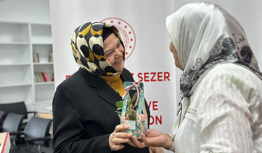 Vekil Anne Anneler Günü'nde huzurevini ziyaret etti