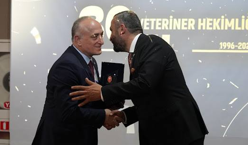 İl Tarım Müdürü Yüksel Çil'e plaket takdim edildi