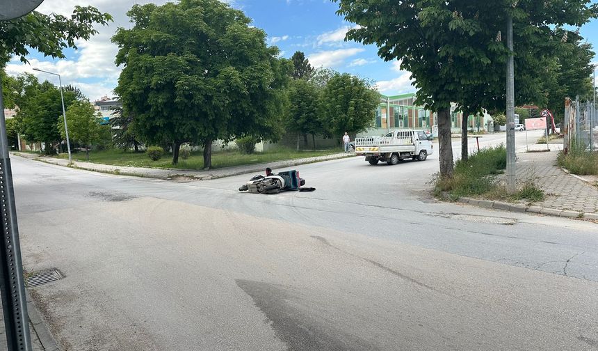 Kuryeyle kamyonet çarpıştı!