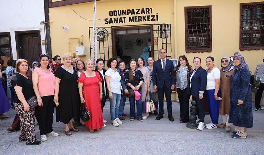 Odunpazarı'nda Kağıt Rölyef Yıl Sonu Sergisi açıldı