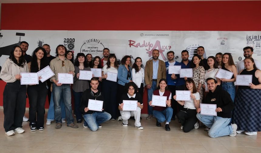 Anadolu Üniversitesi Radyo A’da Eğitimlerini Tamamlayan Öğrenciler Sertifikalarını Aldı