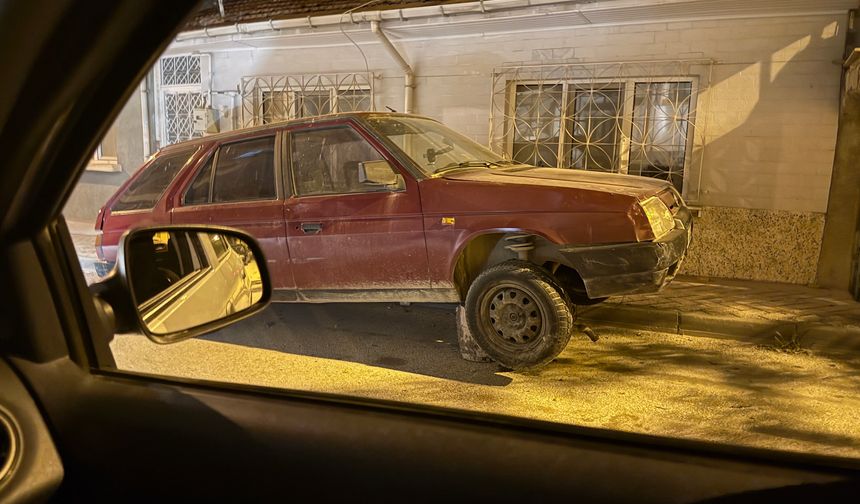Kütüklerin Üzerine Bırakılan Otomobil Şaşırttı