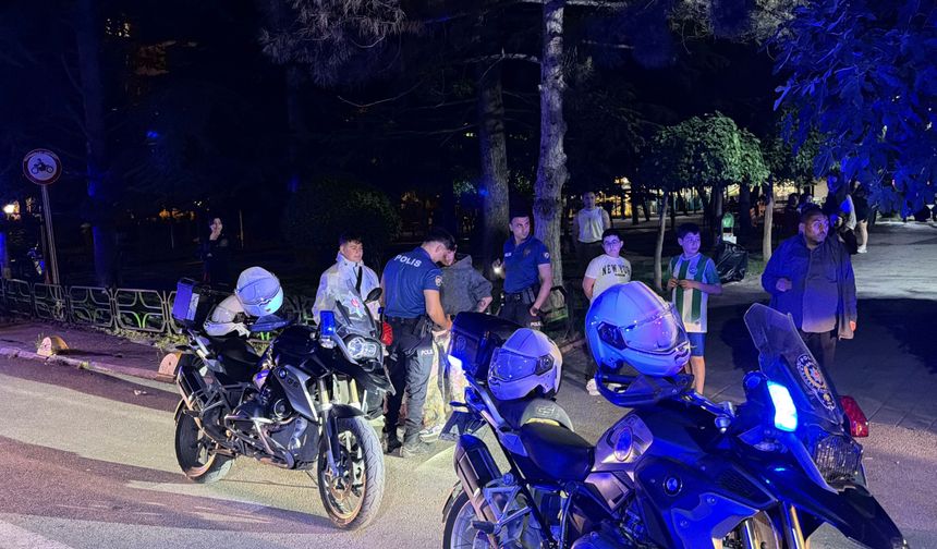 Parkta Alkol Alan Arkadaşların Şişeli Kavgası: 3 Yaralı