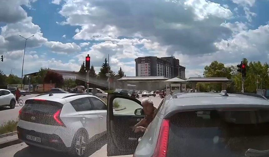 Eskişehir'de Yeşil Işıkta Bekleyen Sürücü Trafiği Kilitledi