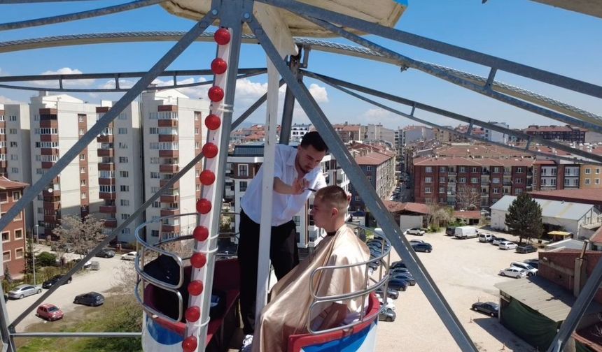 Eskişehir’de Dönme Dolapta Sıra Dışı Saç Kesimi
