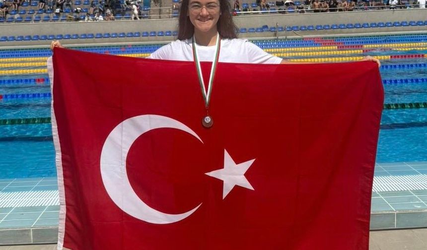 Eskişehirli Milli Yüzücü Ecrin Çevik'ten Bulgaristan'da Bronz Madalya!