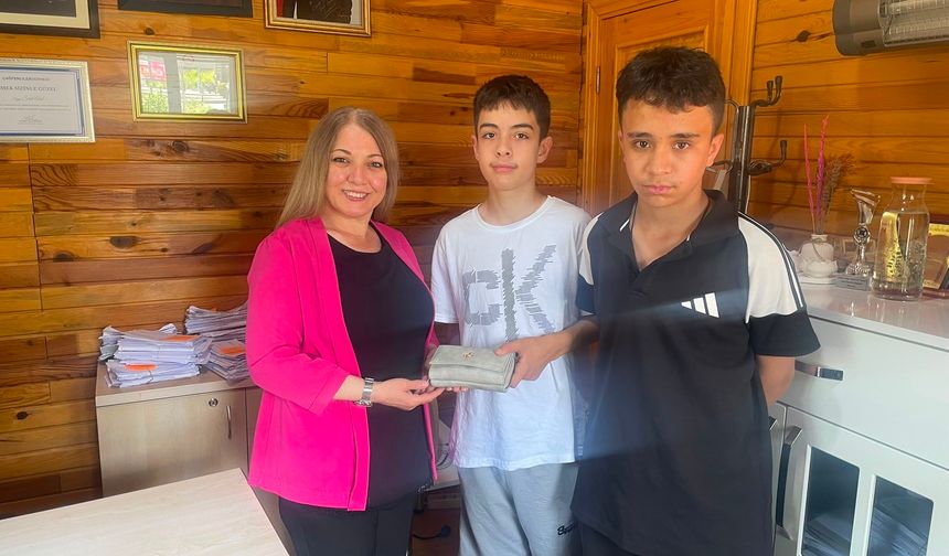 Eskişehir'de İki Çocuktan Örnek Davranış!