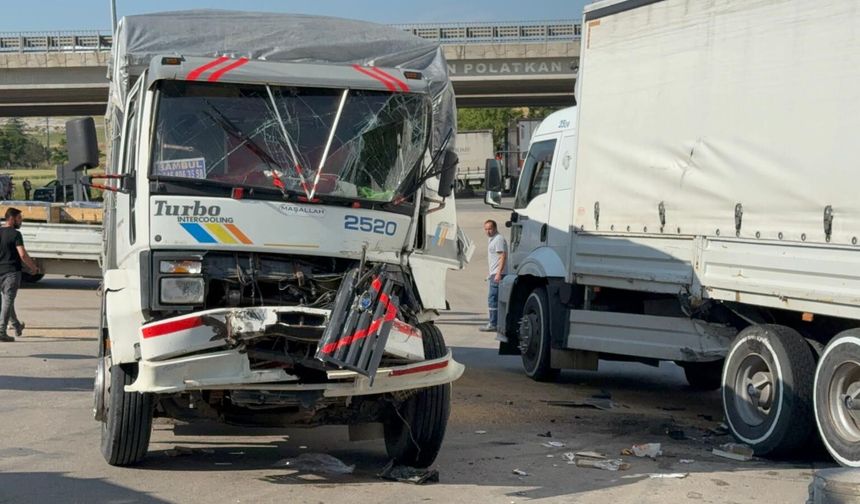 Eskişehir’de İki Kamyon Çarpıştı