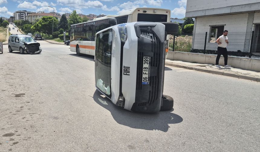 Hafif Ticari Araç PTT Aracına Çarptı, 2 Yaralı