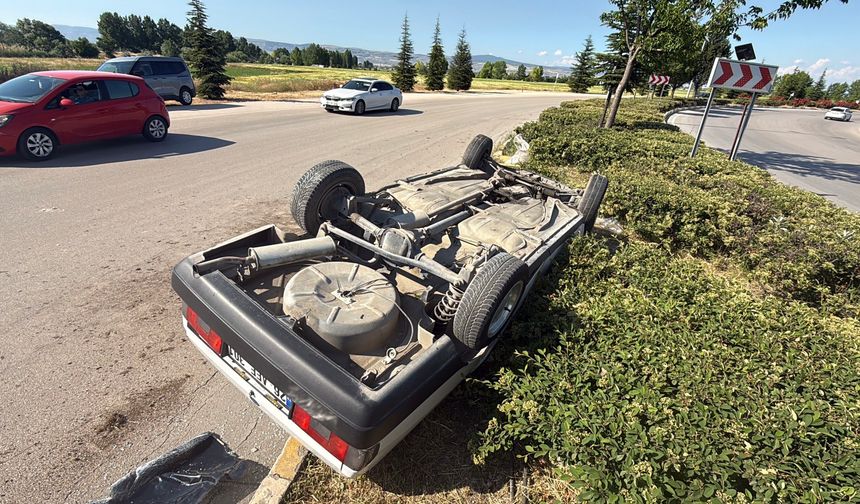 Eskişehir'de Tofaş Refüje Devrildi: 2 Yaralı