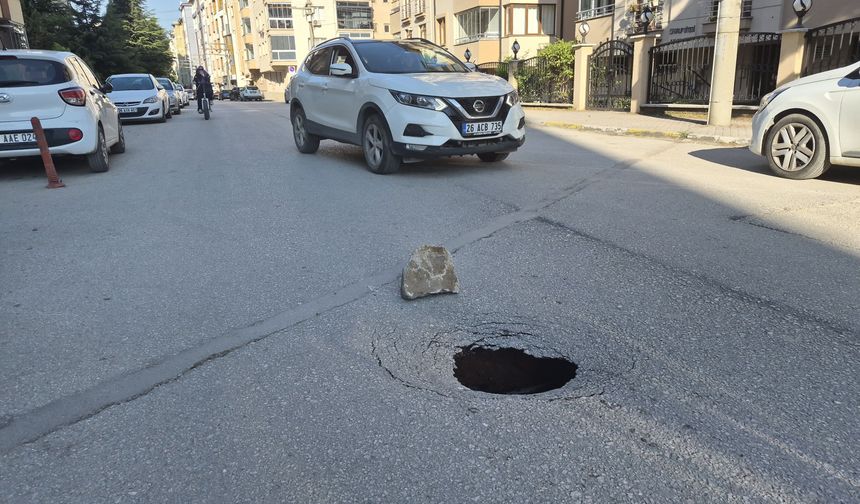 Eskişehir'de Asfalt Çöktü: Sürücüler Zor Anlar Yaşadı