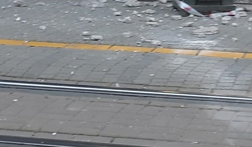 Eskişehir'de faciadan dönüldü: Beton parçaları yola saçıldı