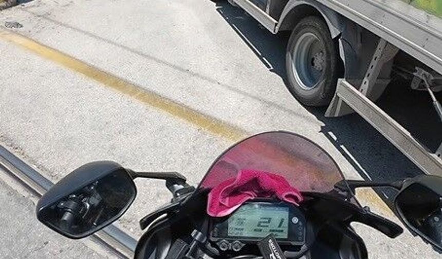 Motosikletlinin Kamyondan Kıl Payı Kurtulduğu Anlar
