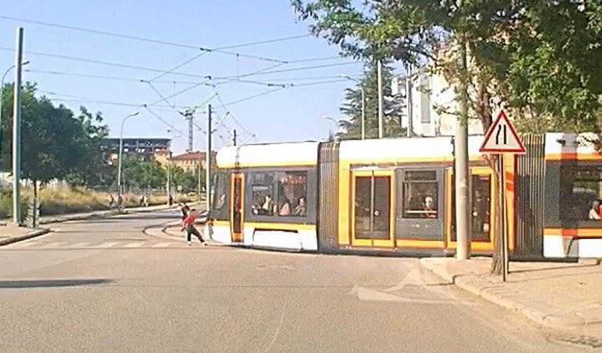 Tramvaya Tutunan Patenli Çocukların Tehlikeli Anları