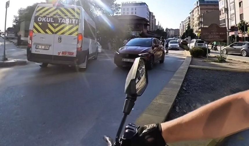 Ters Yöne Giren Servis Aracı Kazaya Davetiye Çıkardı