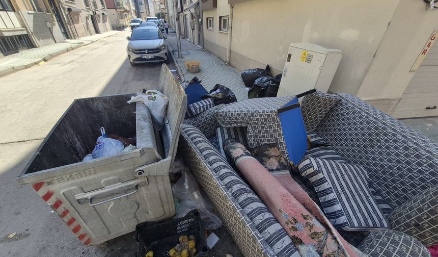 Eskişehir’de Çöp İhmali: Konteynere Sığmayan Atıklar Sokakları İşgal Ediyor