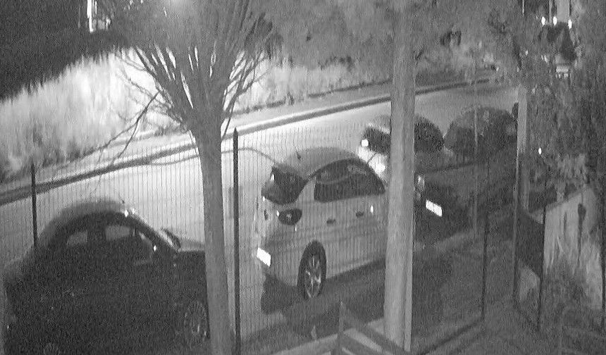 Boş Caddede Park Halindeki Araca Çarptılar, Arkalarına Bile Bakmadılar