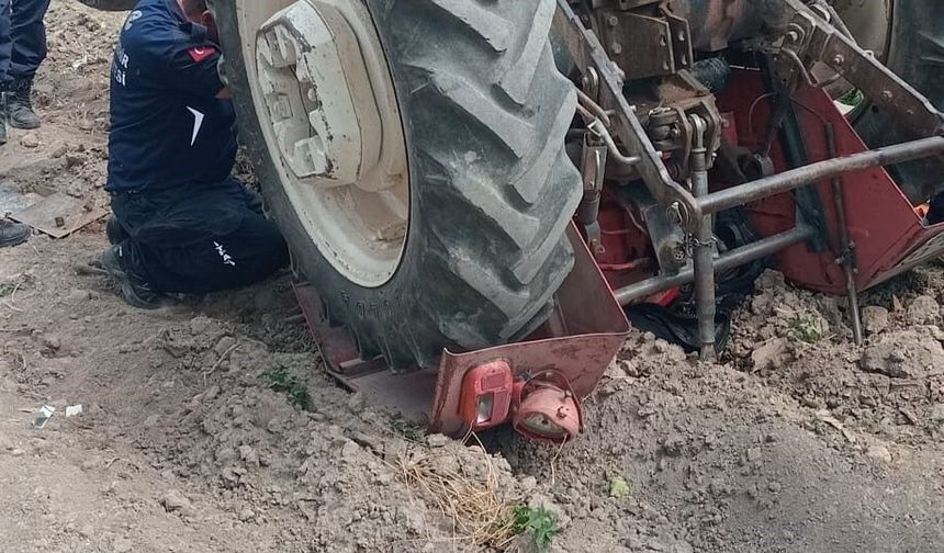 Seyitgazi'de Korkutan Kaza: Ters Dönen Traktörün Altında Kaldı!