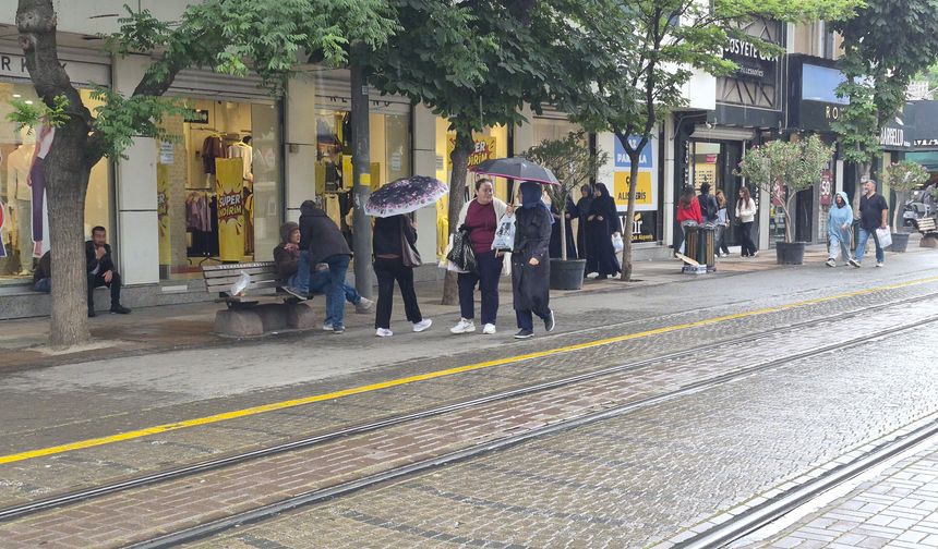 Eskişehir'de Yağmurlu Gün: Hava Sıcaklığı Hissedilir Derecede Düştü