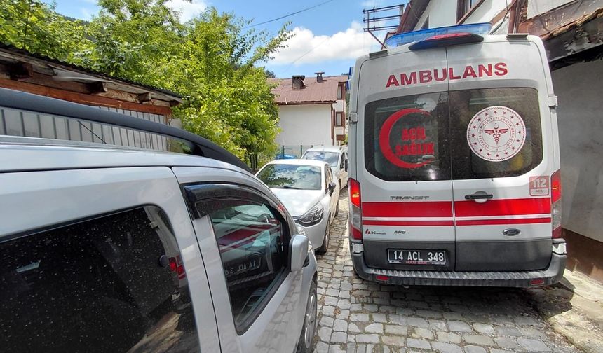 Mudurnu'da hatalı park yüzünden ambulans sokağa giremedi