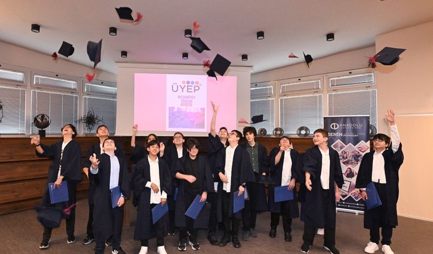 Anadolu Üniversitesi ÜYEP Mezunlarını Görkemli Bir Törenle Uğurladı