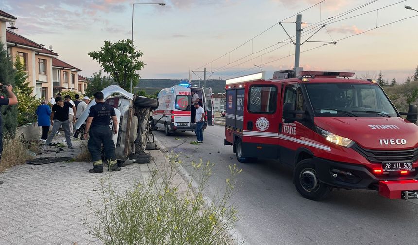 Kontrolden Çıkan Otomobil Ağaca Çarptı, 19 Yaşındaki Sürücü Yaralandı