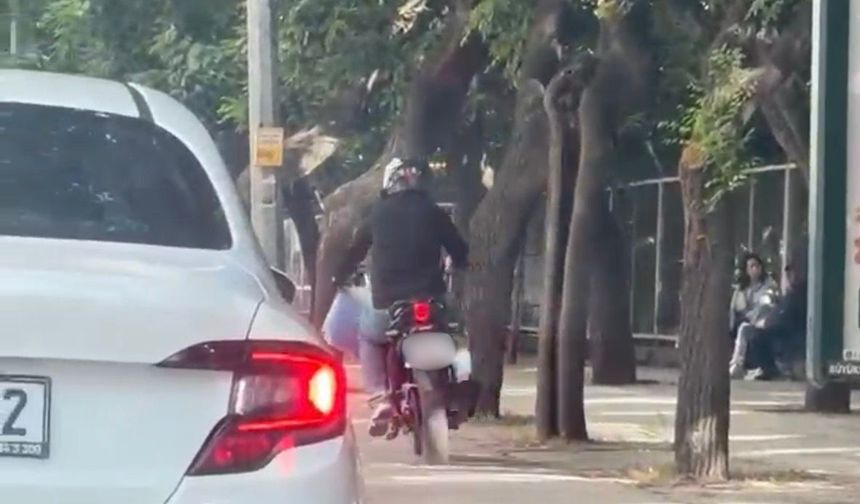 Eskişehir’de Trafiği Beklememeyen Motosiklet Sürücüsü Kaldırıma Çıktı