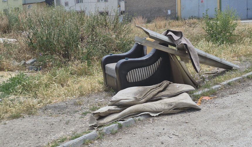 Tepebaşı'nda Boş Araziler Çöplüğe Döndü