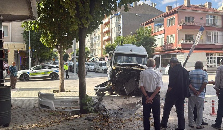 Eskişehir'de Biri İşçi Servisi 4 Aracın Karıştığı Zincirleme Kazada 9 Kişi Yaralandı