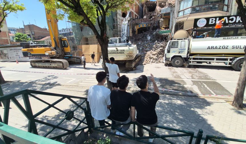 Porsuk Bulvarı'nda İş Makinesi Heyecanı: "Milli Maçtan Daha Zevkli!"
