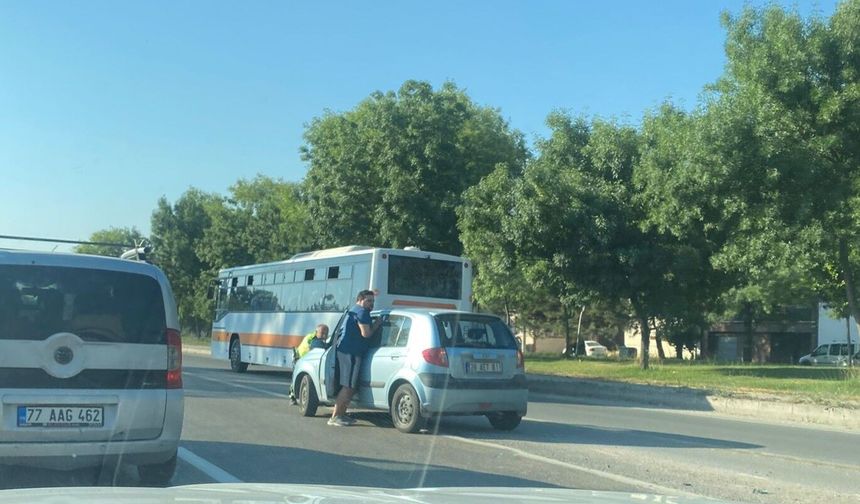 Eskişehir'de Yol Ortasında Kalan Aracı Polis İtti