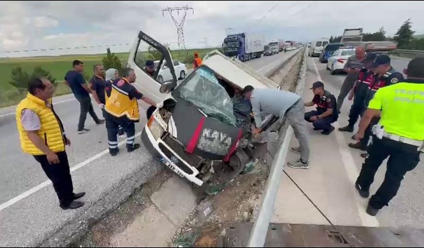 Emirdağ Çıkışında Bariyerlere Çarpan Kamyonette Can Pazarı