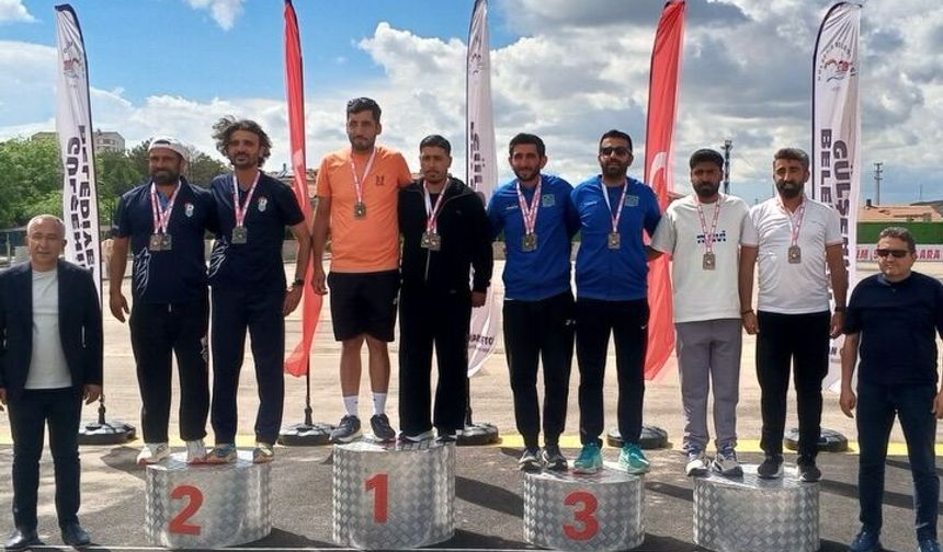 Eskişehirli sporcular kürsüden inmedi!