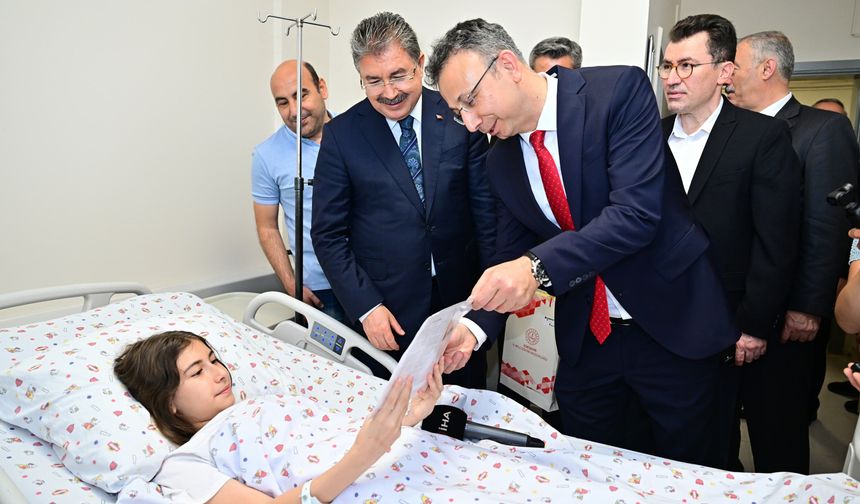 Vali Yılmaz'dan Hastanedeki Miniklere Sürpriz Karne Ziyareti!