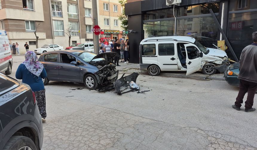 Eskişehir Kumlubel Mahallesi’nde İki Araç Çarpıştı İki Kişi Yaralandı