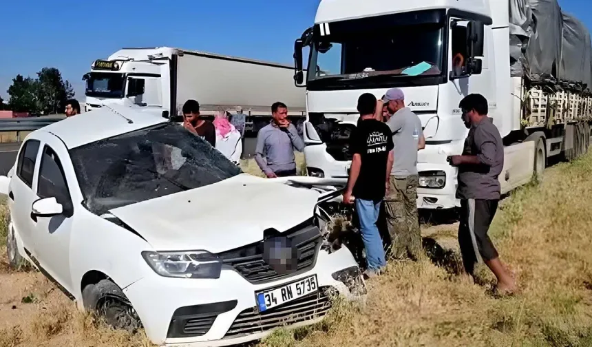 YKS Yolunda Tırla Çarpışan Otomobilde 1 Öğrenci Ağır Yaralandı