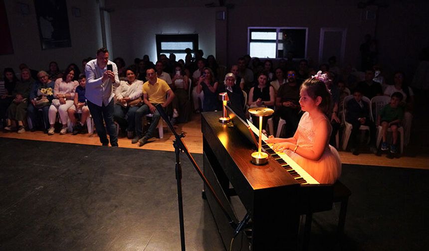 Tepebaşı Belediyesi Minik Piyanistlerin Yıl Sonu Konserini Düzenledi