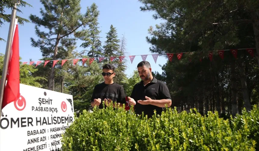 Ömer Halisdemir’in Kabrinde Ziyaretçi Yoğunluğu