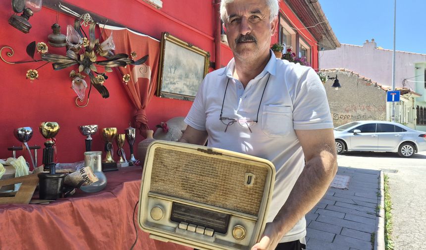 Eskişehirli Antikacı Vefat Edenlerin Evlerinden Yaşanmışlık Topluyor